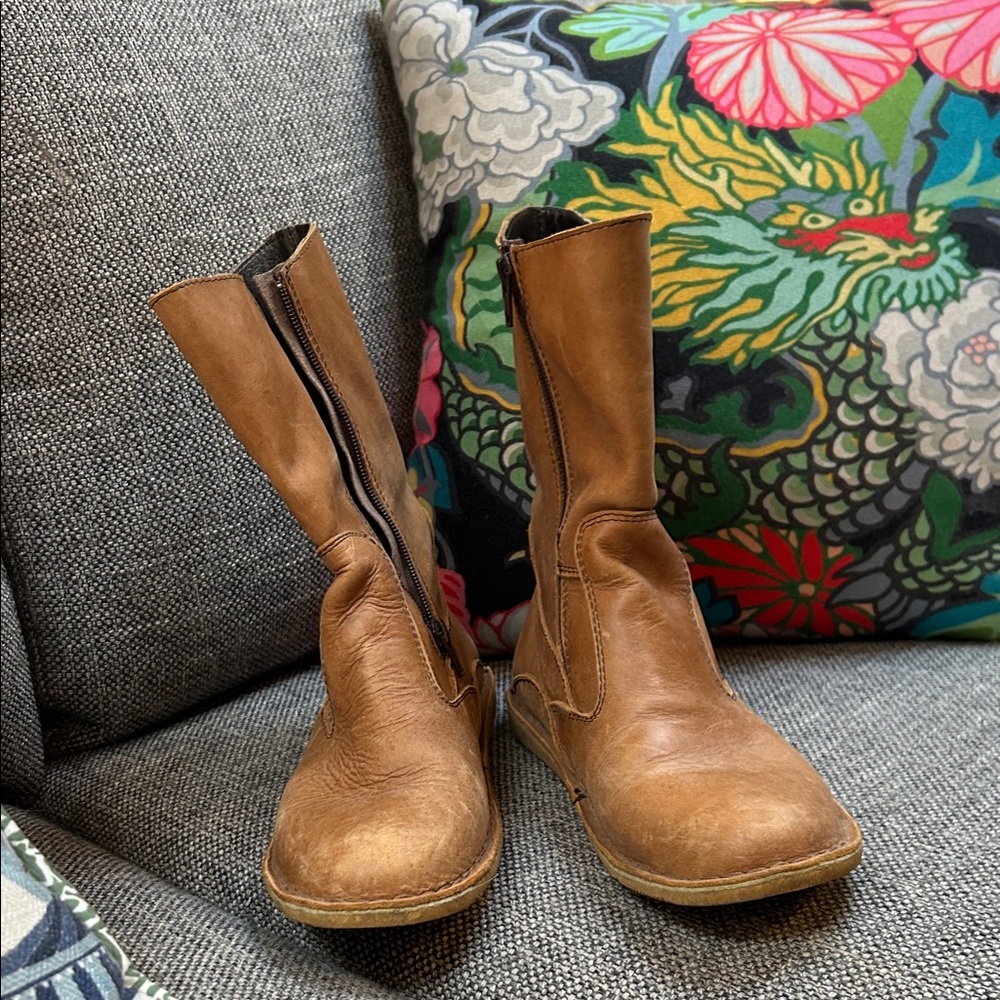 Stylish Tan Leather Women's Winter Boots - Picture 8 of 10